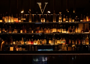 Perfect eighteenth birthday with golden decorations, artistic star-themed cake and security and photography services for 50 enthusiastic guests •