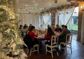 A Christmas team-building event by creating gift baskets and homemade dishes with a chef. A perfect blend of history, luxury, and group activities for unforgettable memories.
